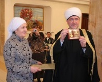 Награждение директора мусульманского детского садика Х.Мингалиевой медалью совета муфтиев Росси