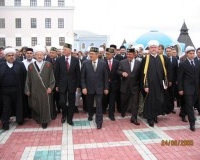 Делегации мусульман во главе с Прездентом Татарстана М. Шаймиевым направляются к мечети Кул Шариф.