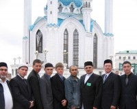 Саратовские мусульмане на фоне мечети Кул Шариф.
