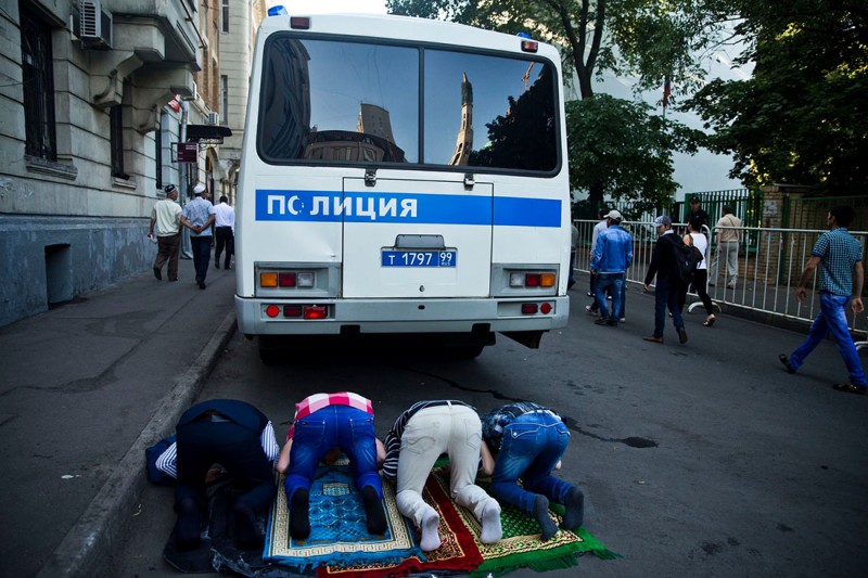 У мечети на Большой Татарской в Москве